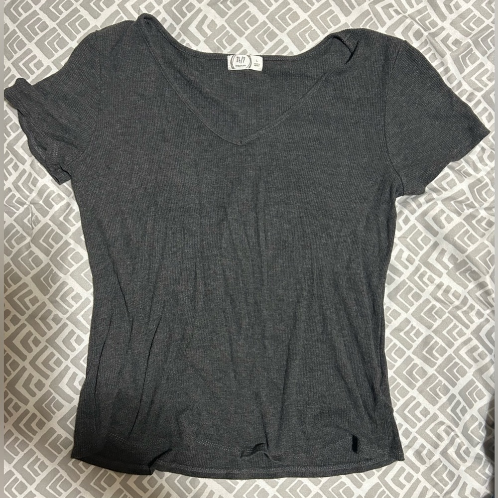 💰2/$10 24/7 Maurice’s Grey ribbed fitted V-neck top - size L